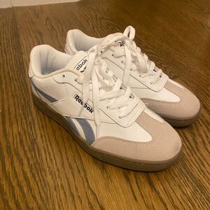 Reebok sneakers
Never worn